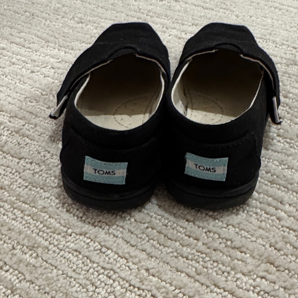 TOMS unisex Kids Black Moccasin Shoes - Picture 2 of 4